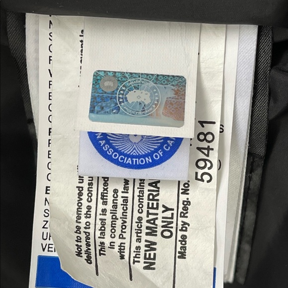 Canada Goose Trillium Parka in black. Size small - Picture 5 of 7